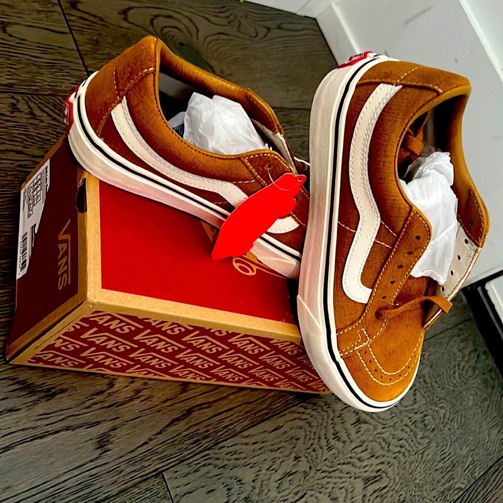 Brand new never been worn SK8 vans women’s size 8